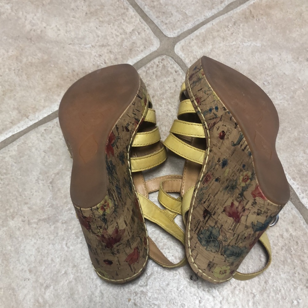 Gently used boc yellow sandels - Picture 3 of 4